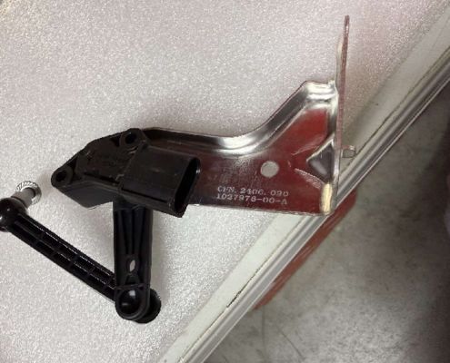 Tesla Model S/X Vordere rechte Luftfederungssensor 1044941-00-B 11x10x5cm